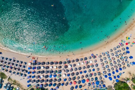 Tradimenti estivi: perché in estate aumentano i casi di infedeltà
